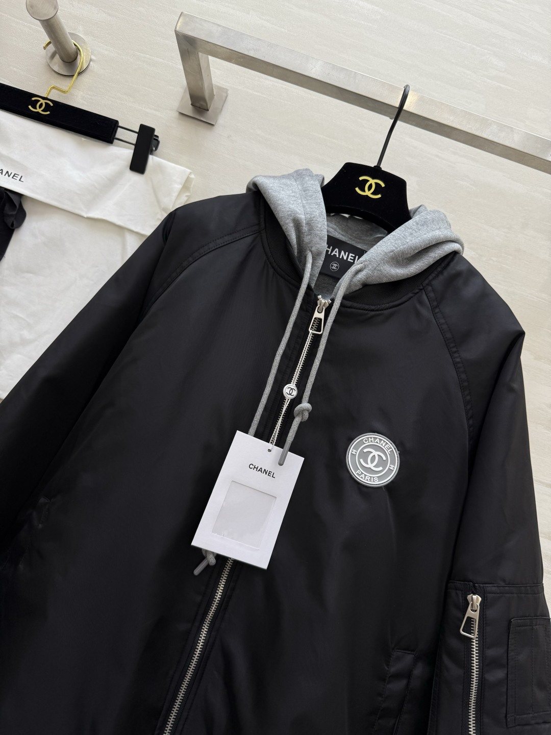 #Chacha秋冬新款 中古系列羽绒棉服 假两件拼接棒球服v强烈推荐 秋冬新款 羽绒棉填充塑造出随性不臃肿的廓形 适配多