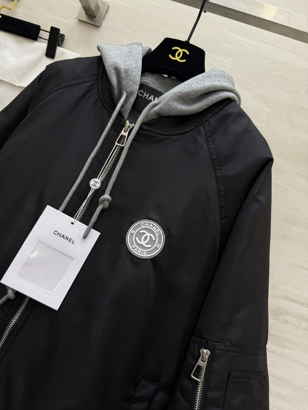 #Chacha秋冬新款 中古系列羽绒棉服 假两件拼接棒球服v强烈推荐 秋冬新款 羽绒棉填充塑造出随性不臃肿的廓形 适配多
