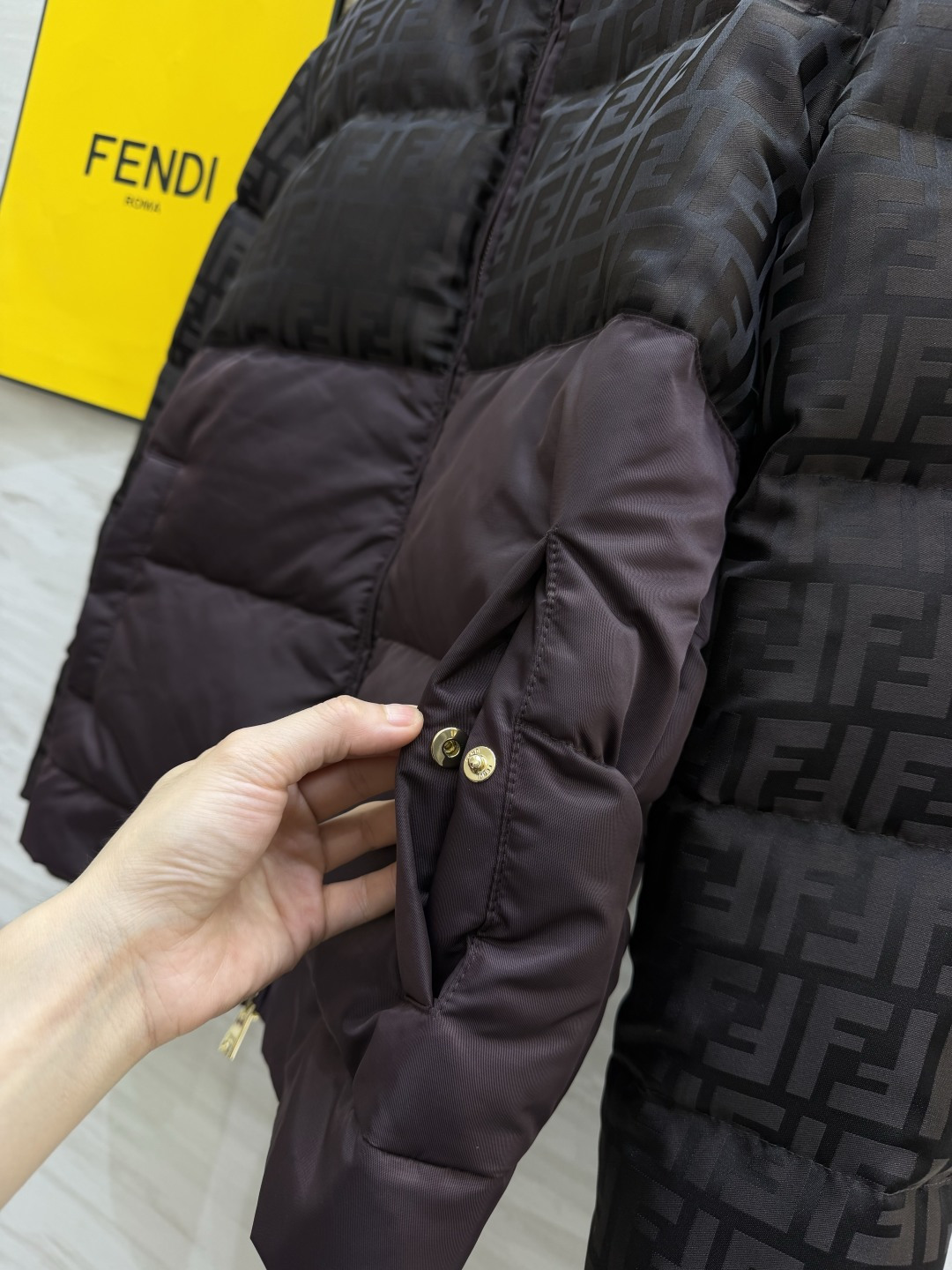 FEN/FD²⁶老花连帽羽绒服✨ 满印FF老花｜撞色拼接 分段充绒，90国标白鸭绒蓬松保暖 酒红棕/黑色双色，高级氛围感
