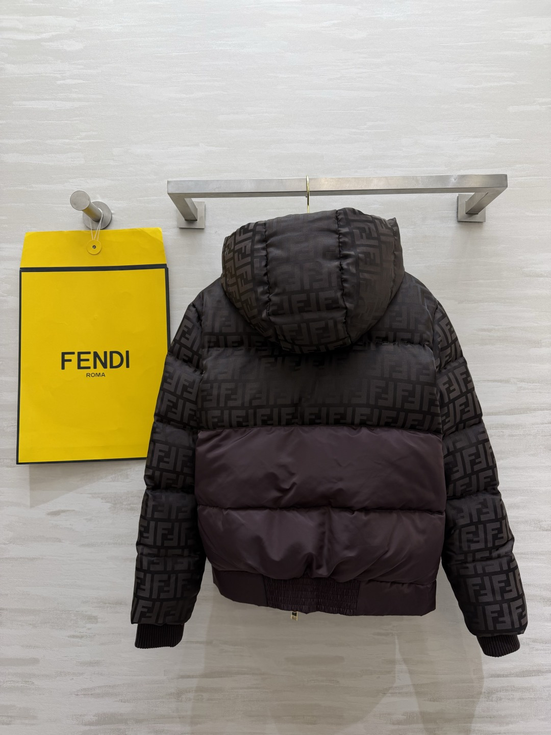 FEN/FD²⁶老花连帽羽绒服✨ 满印FF老花｜撞色拼接 分段充绒，90国标白鸭绒蓬松保暖 酒红棕/黑色双色，高级氛围感