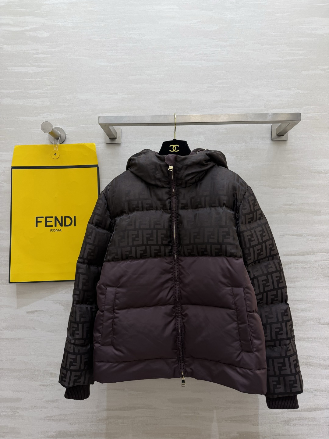 FEN/FD²⁶老花连帽羽绒服✨ 满印FF老花|撞色拼接 分段充绒,90国标白鸭绒蓬松保暖 酒红棕/黑色双色,高级氛围感 FEN/FD²⁶老花连帽羽绒服✨ 满印FF老花|撞色拼接 分段充绒,90国标白鸭绒蓬松保暖 酒红棕/黑色双色,高级氛围感
