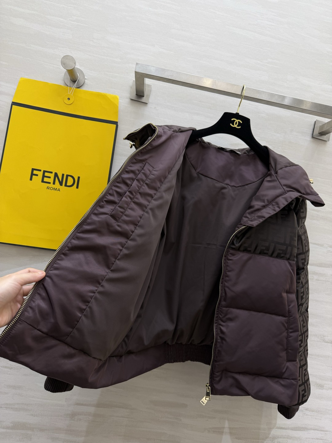 FEN/FD²⁶老花连帽羽绒服✨ 满印FF老花｜撞色拼接 分段充绒，90国标白鸭绒蓬松保暖 酒红棕/黑色双色，高级氛围感