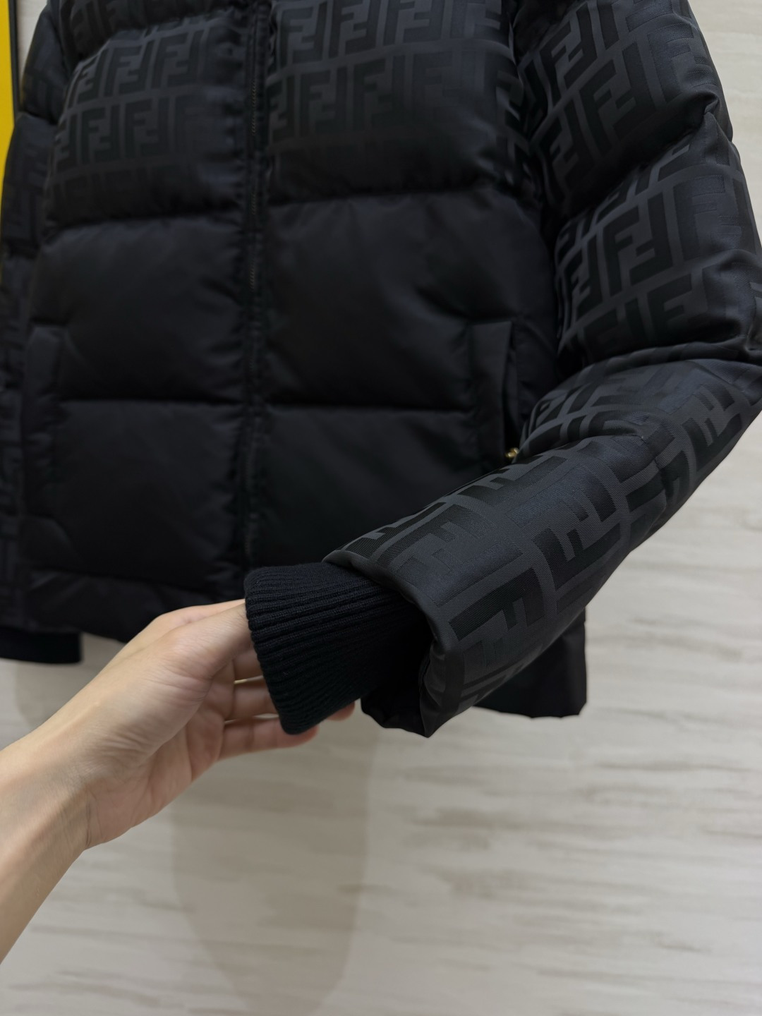 FEN/FD²⁶老花连帽羽绒服✨ 满印FF老花｜撞色拼接 分段充绒，90国标白鸭绒蓬松保暖 酒红棕/黑色双色，高级氛围感