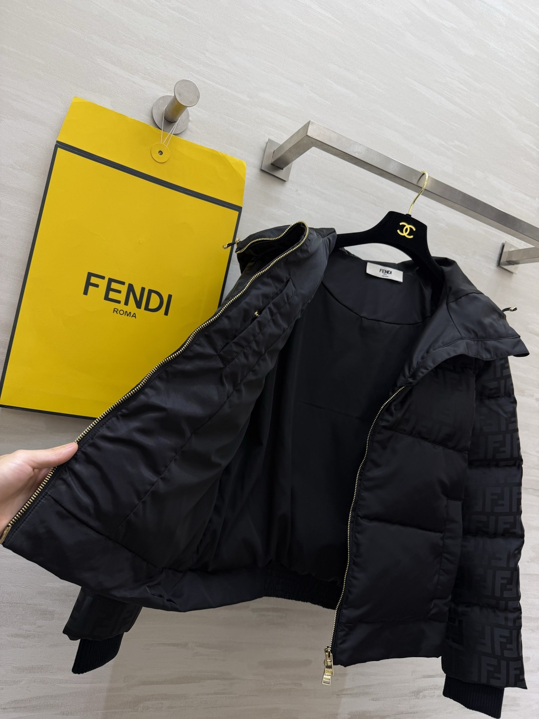 FEN/FD²⁶老花连帽羽绒服✨ 满印FF老花｜撞色拼接 分段充绒，90国标白鸭绒蓬松保暖 酒红棕/黑色双色，高级氛围感