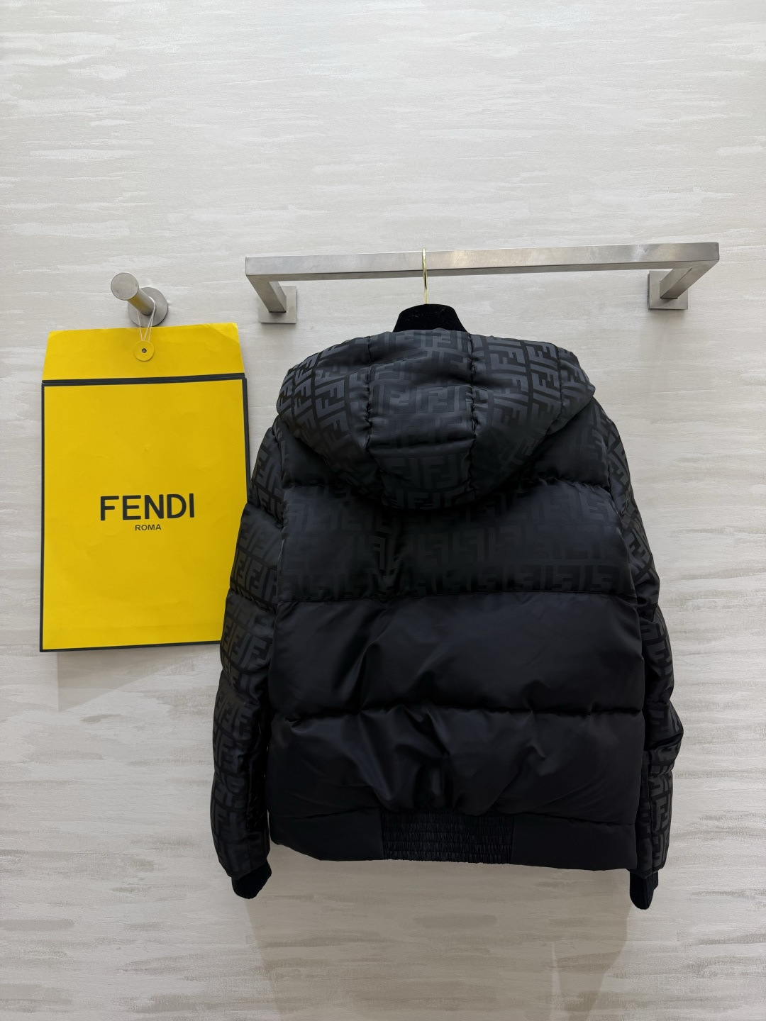 FEN/FD²⁶老花连帽羽绒服✨ 满印FF老花｜撞色拼接 分段充绒，90国标白鸭绒蓬松保暖 酒红棕/黑色双色，高级氛围感