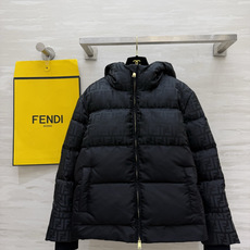 FEN/FD²⁶老花连帽羽绒服✨ 满印FF老花|撞色拼接 分段充绒,90国标白鸭绒蓬松保暖 酒红棕/黑色双色,高级氛围感 FEN/FD²⁶老花连帽羽绒服✨ 满印FF老花|撞色拼接 分段充绒,90国标白鸭绒蓬松保暖 酒红棕/黑色双色,高级氛围感