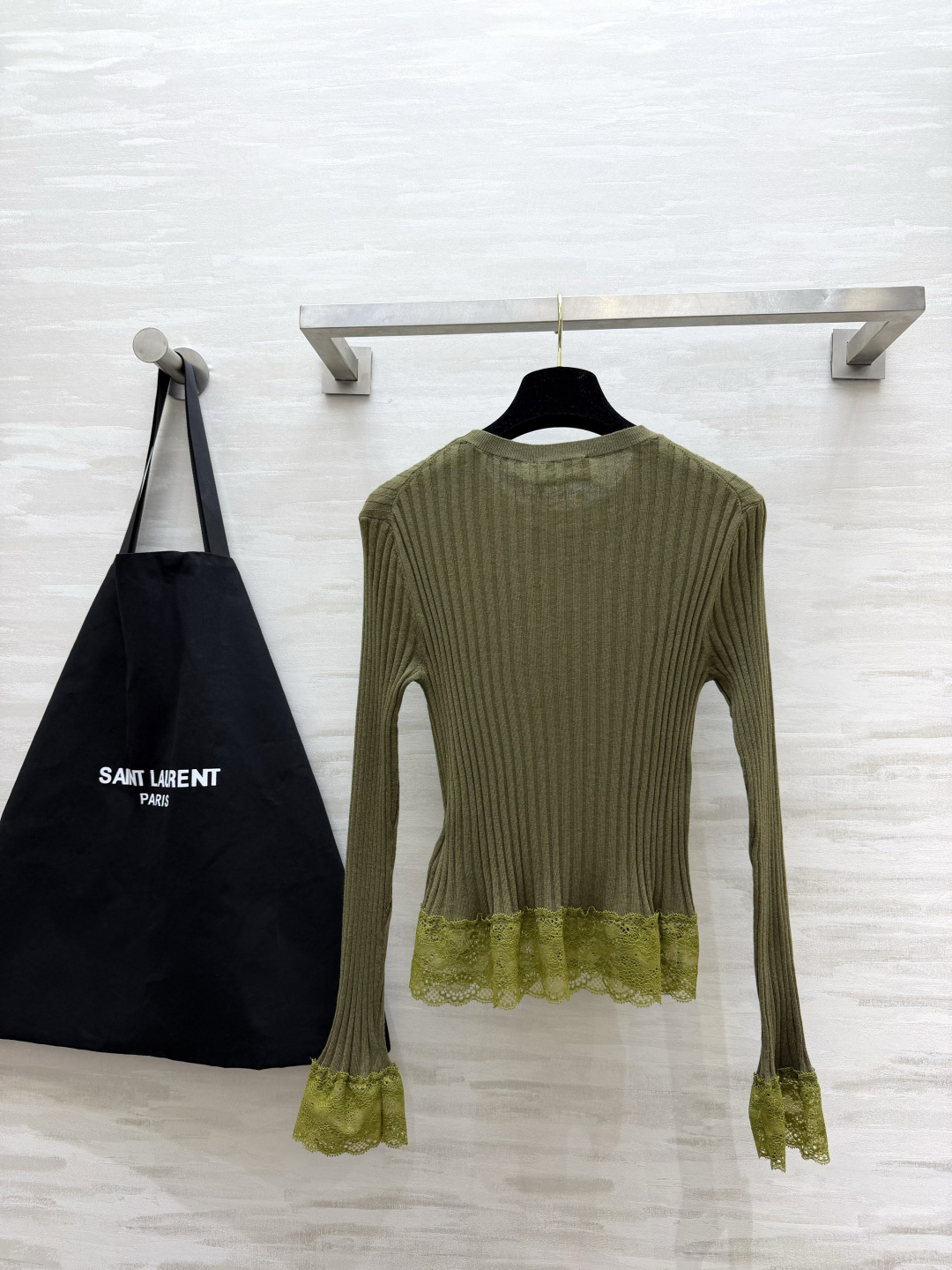 ysl²⁶蕾丝花边坑条针织打底✨ 竖坑条修身显瘦｜下摆+袖口蕾丝拼接 定制羊毛+羊绒+桑蚕丝面料 精致小标细节，弹力贴身
