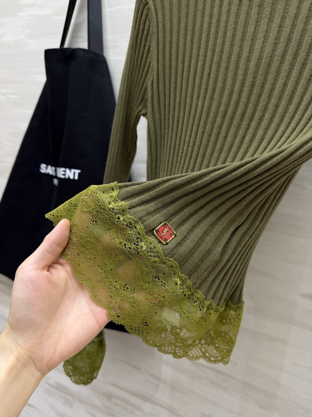 ysl²⁶蕾丝花边坑条针织打底✨ 竖坑条修身显瘦｜下摆+袖口蕾丝拼接 定制羊毛+羊绒+桑蚕丝面料 精致小标细节，弹力贴身