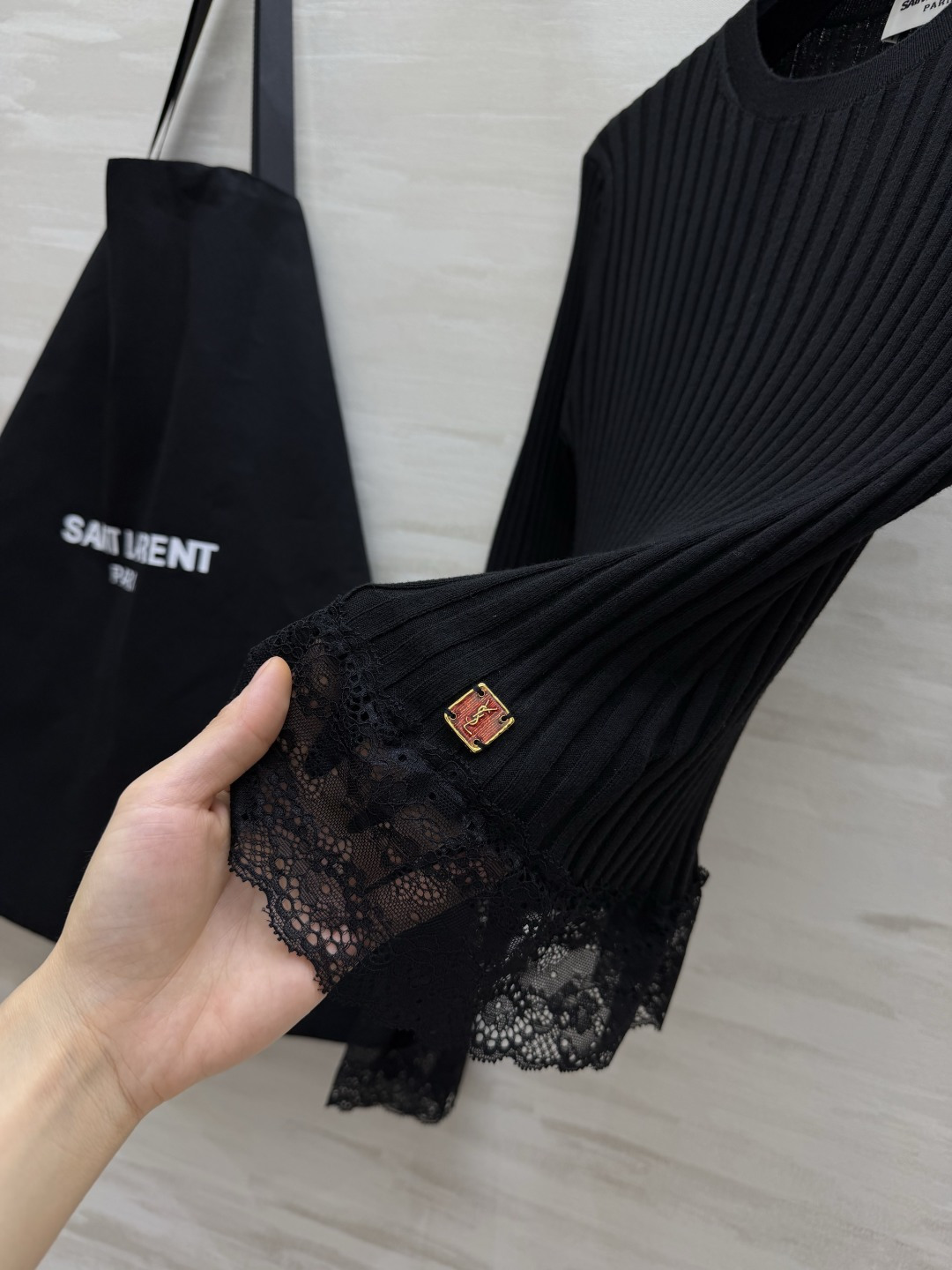 ysl²⁶蕾丝花边坑条针织打底✨ 竖坑条修身显瘦｜下摆+袖口蕾丝拼接 定制羊毛+羊绒+桑蚕丝面料 精致小标细节，弹力贴身