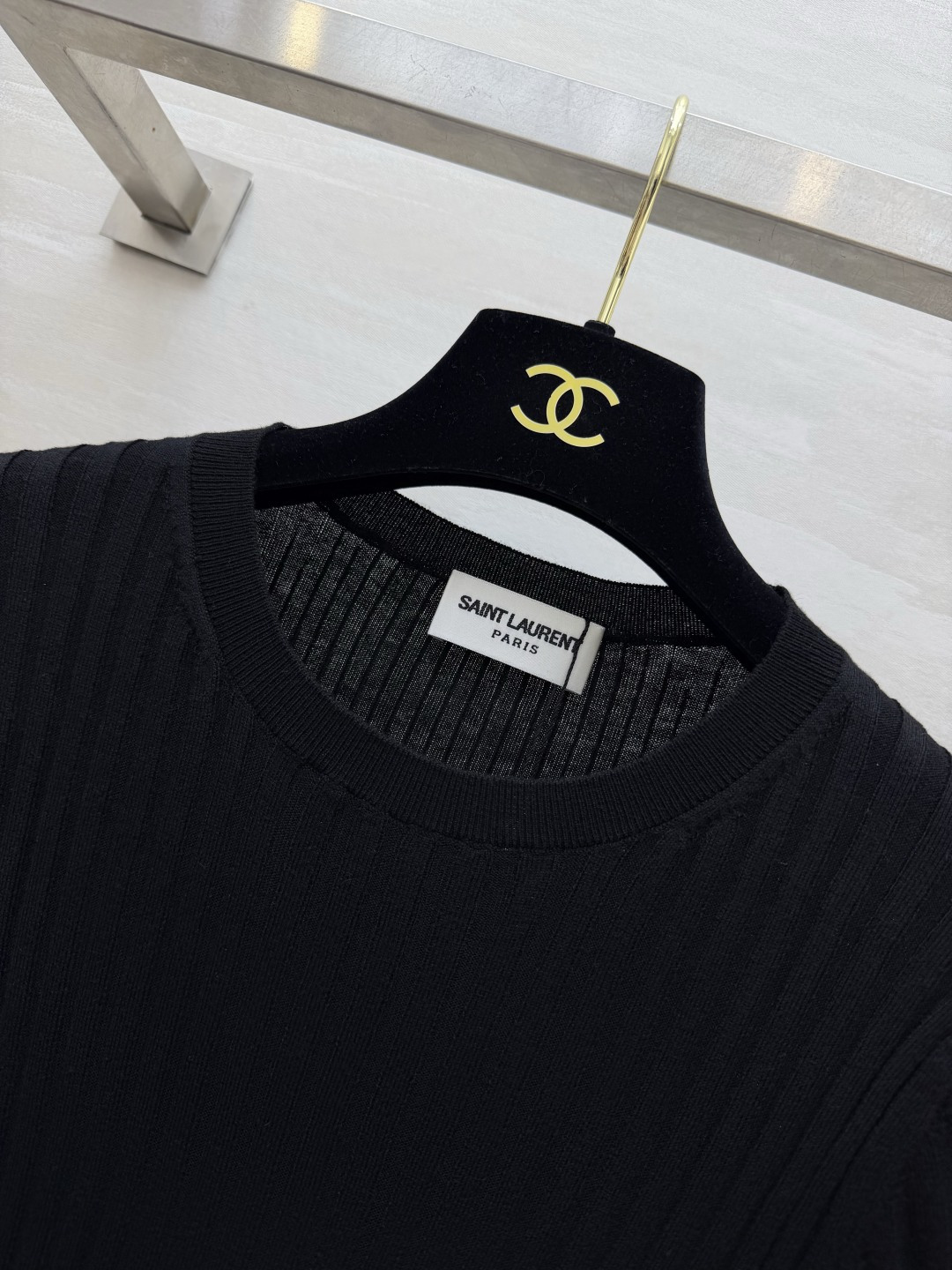 ysl²⁶蕾丝花边坑条针织打底✨ 竖坑条修身显瘦｜下摆+袖口蕾丝拼接 定制羊毛+羊绒+桑蚕丝面料 精致小标细节，弹力贴身