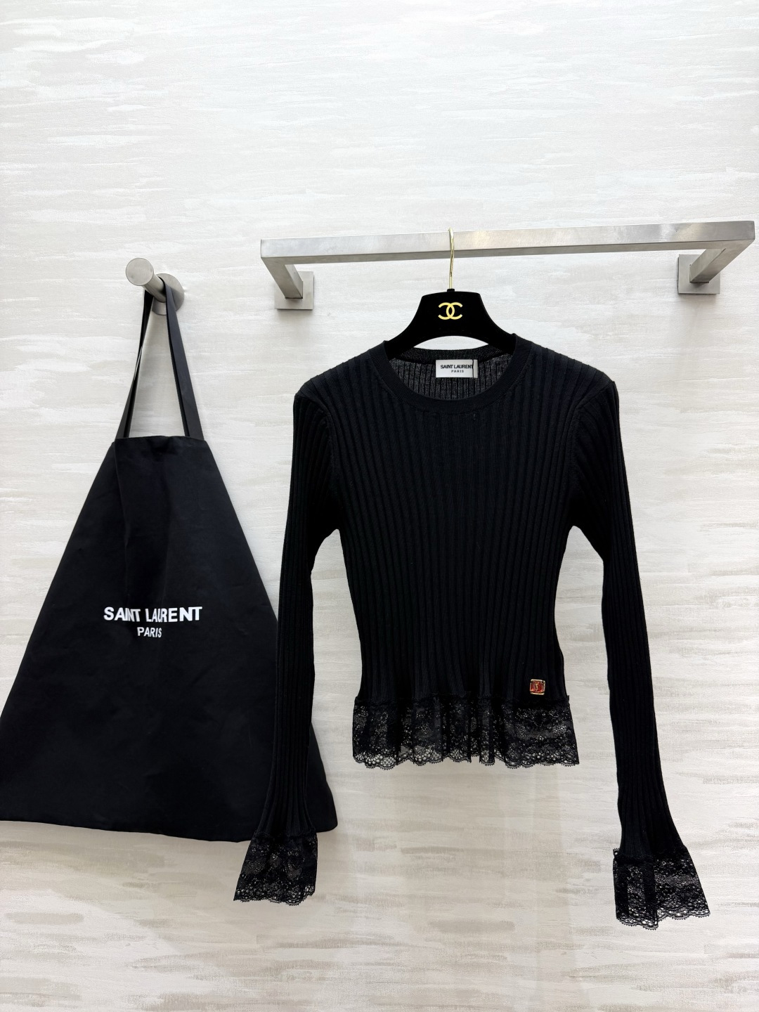 ysl²⁶蕾丝花边坑条针织打底✨ 竖坑条修身显瘦|下摆+袖口蕾丝拼接 定制羊毛+羊绒+桑蚕丝面料 精致小标细节,弹力贴身 ysl²⁶蕾丝花边坑条针织打底✨ 竖坑条修身显瘦|下摆+袖口蕾丝拼接 定制羊毛+羊绒+桑蚕丝面料 精致小标细节,弹力贴身