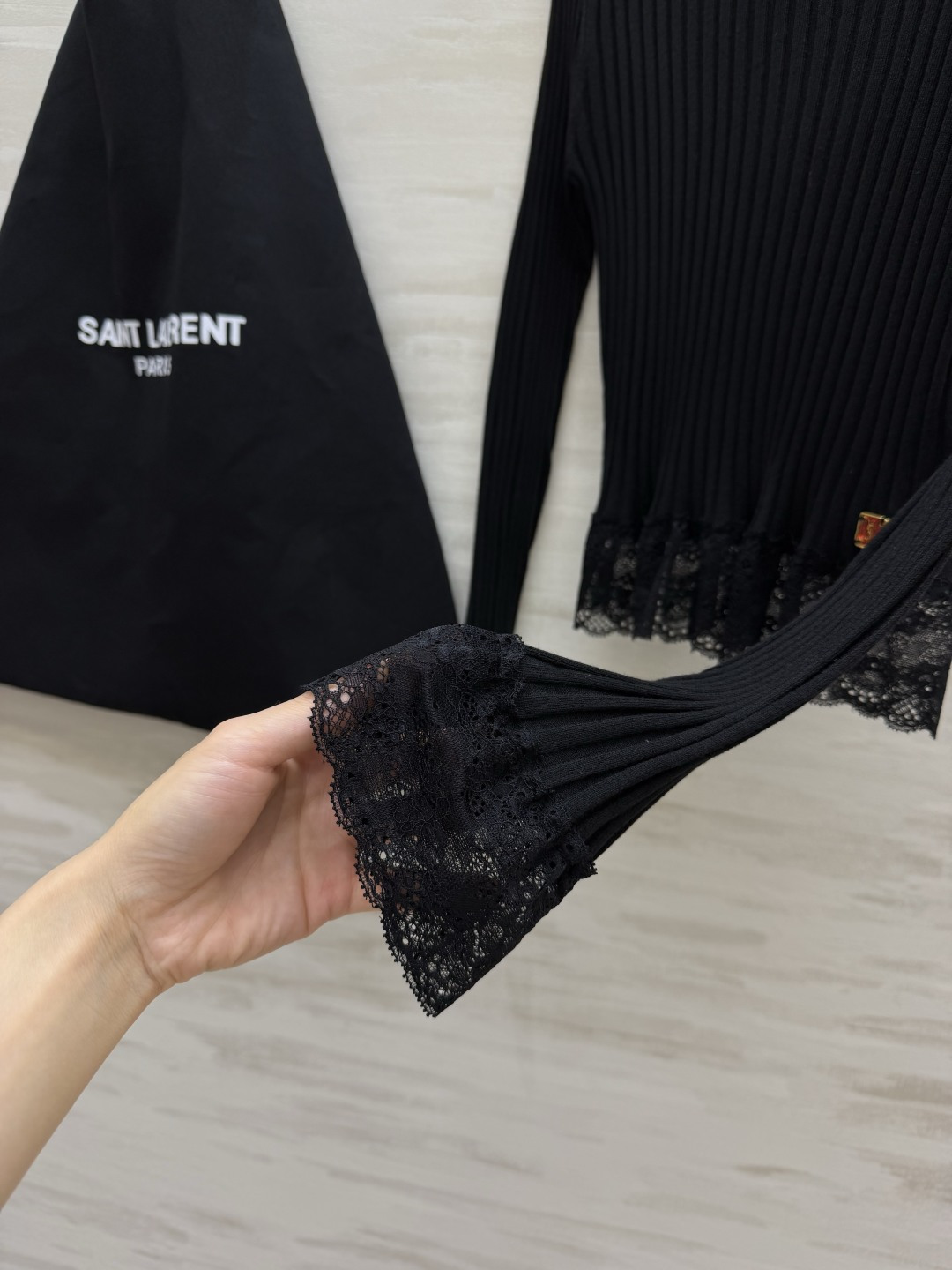 ysl²⁶蕾丝花边坑条针织打底✨ 竖坑条修身显瘦｜下摆+袖口蕾丝拼接 定制羊毛+羊绒+桑蚕丝面料 精致小标细节，弹力贴身