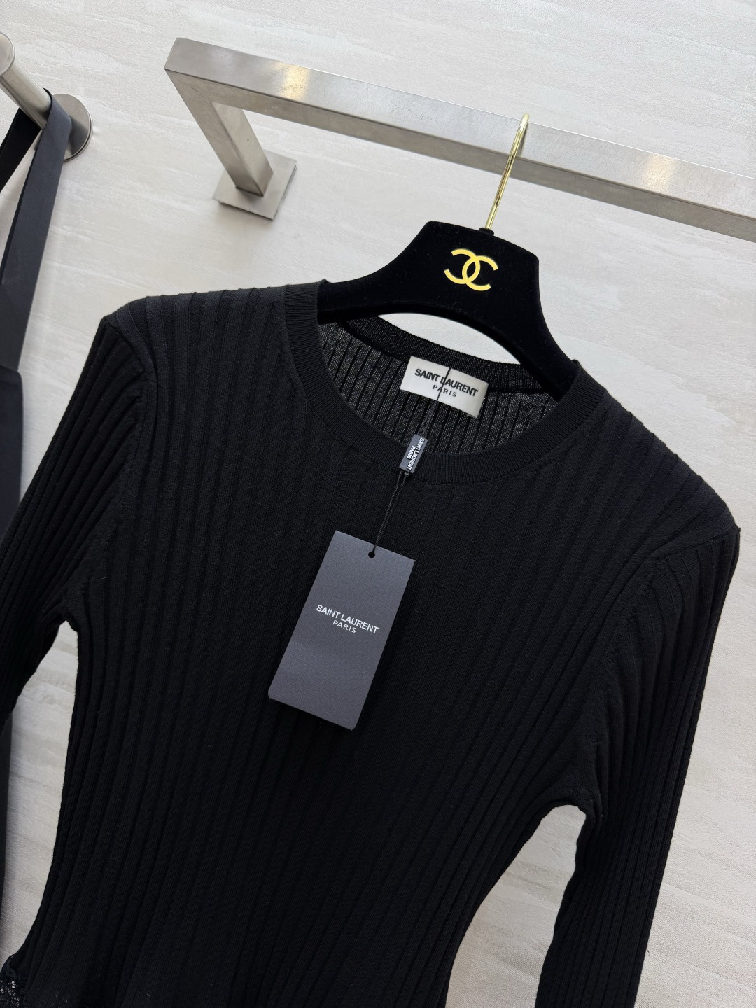 ysl²⁶蕾丝花边坑条针织打底✨ 竖坑条修身显瘦｜下摆+袖口蕾丝拼接 定制羊毛+羊绒+桑蚕丝面料 精致小标细节，弹力贴身