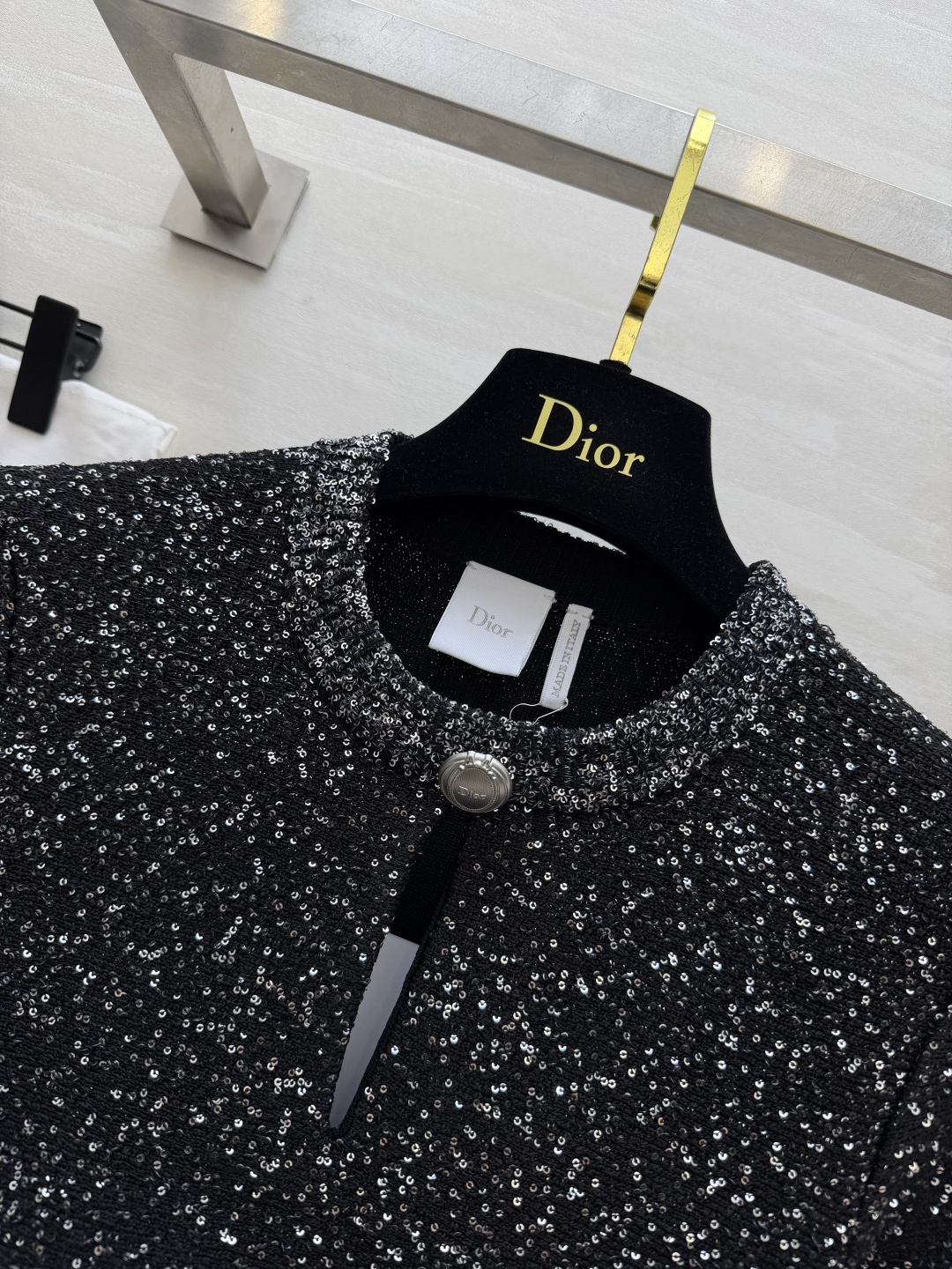 DI0♡²⁶闪丝粗花呢荷叶摆短袖✨ 满布细闪肌理｜立领缎带金属扣 收腰鱼尾下摆，优化腰腹线条 贵气显瘦，聚会氛围感神器🍂