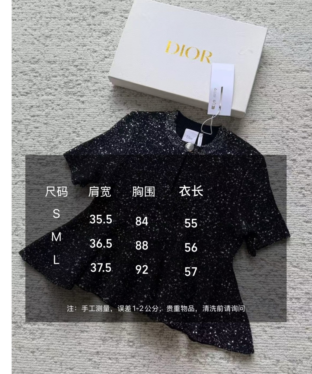 DI0♡²⁶闪丝粗花呢荷叶摆短袖✨ 满布细闪肌理｜立领缎带金属扣 收腰鱼尾下摆，优化腰腹线条 贵气显瘦，聚会氛围感神器🍂