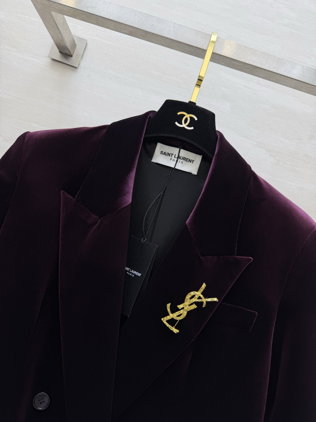 ysl²⁶丝绒双排扣西装｜两色可选 ▪️黑色｜经典永不出错，酷感大气 ▪️酒红｜复古显贵，氛围感王者 细腻丝绒，垫肩版型