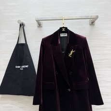 ysl²⁶丝绒双排扣西装|两色可选 ▪️黑色|经典永不出错,酷感大气 ▪️酒红|复古显贵,氛围感王者 细腻丝绒,垫肩版型 ysl²⁶丝绒双排扣西装|两色可选 ▪️黑色|经典永不出错,酷感大气 ▪️酒红|复古显贵,氛围感王者 细腻丝绒,垫肩版型