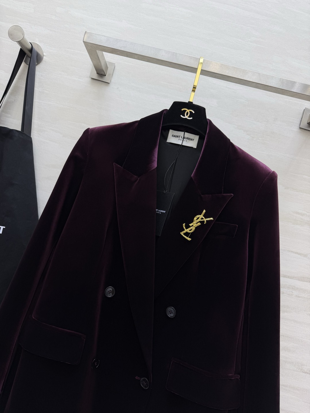 ysl²⁶丝绒双排扣西装｜两色可选 ▪️黑色｜经典永不出错，酷感大气 ▪️酒红｜复古显贵，氛围感王者 细腻丝绒，垫肩版型