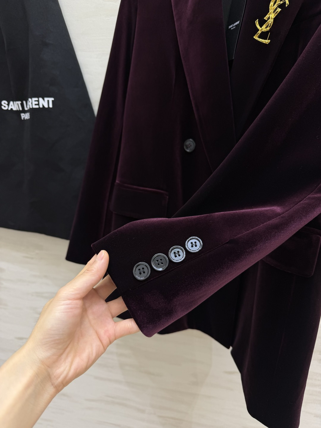 ysl²⁶丝绒双排扣西装｜两色可选 ▪️黑色｜经典永不出错，酷感大气 ▪️酒红｜复古显贵，氛围感王者 细腻丝绒，垫肩版型