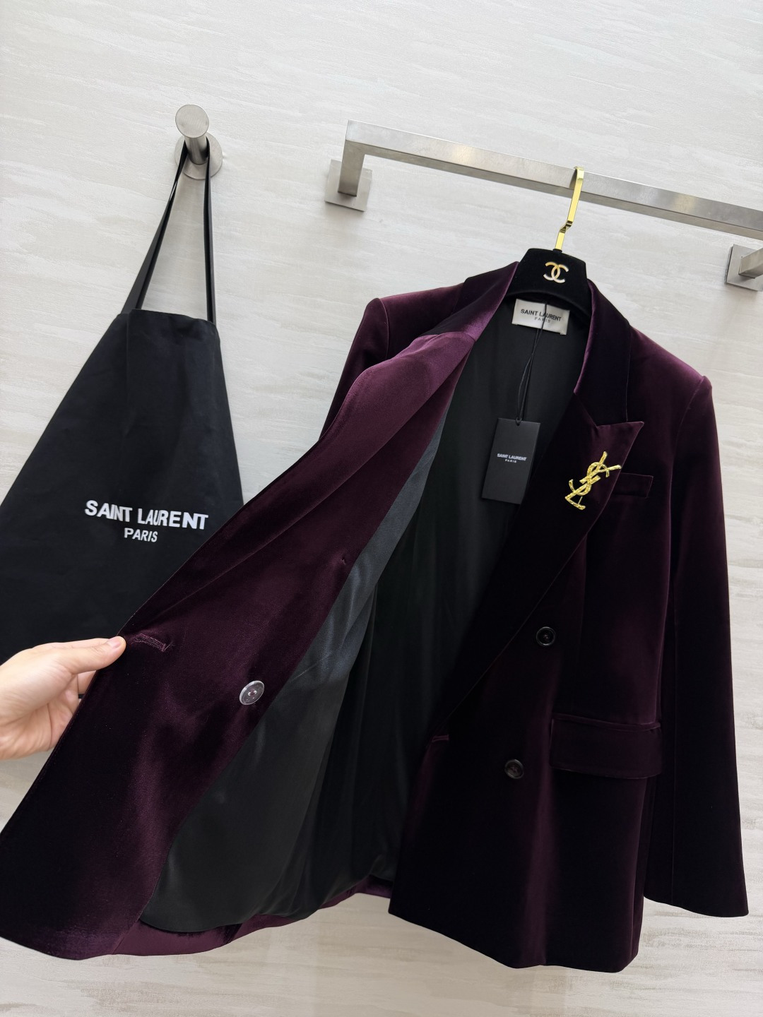 ysl²⁶丝绒双排扣西装｜两色可选 ▪️黑色｜经典永不出错，酷感大气 ▪️酒红｜复古显贵，氛围感王者 细腻丝绒，垫肩版型