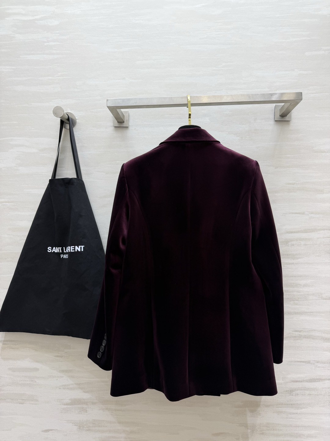 ysl²⁶丝绒双排扣西装｜两色可选 ▪️黑色｜经典永不出错，酷感大气 ▪️酒红｜复古显贵，氛围感王者 细腻丝绒，垫肩版型