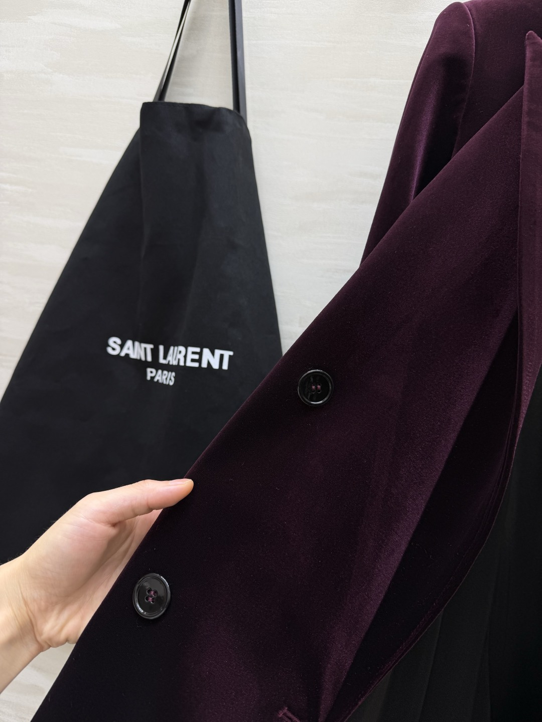 ysl²⁶丝绒双排扣西装｜两色可选 ▪️黑色｜经典永不出错，酷感大气 ▪️酒红｜复古显贵，氛围感王者 细腻丝绒，垫肩版型