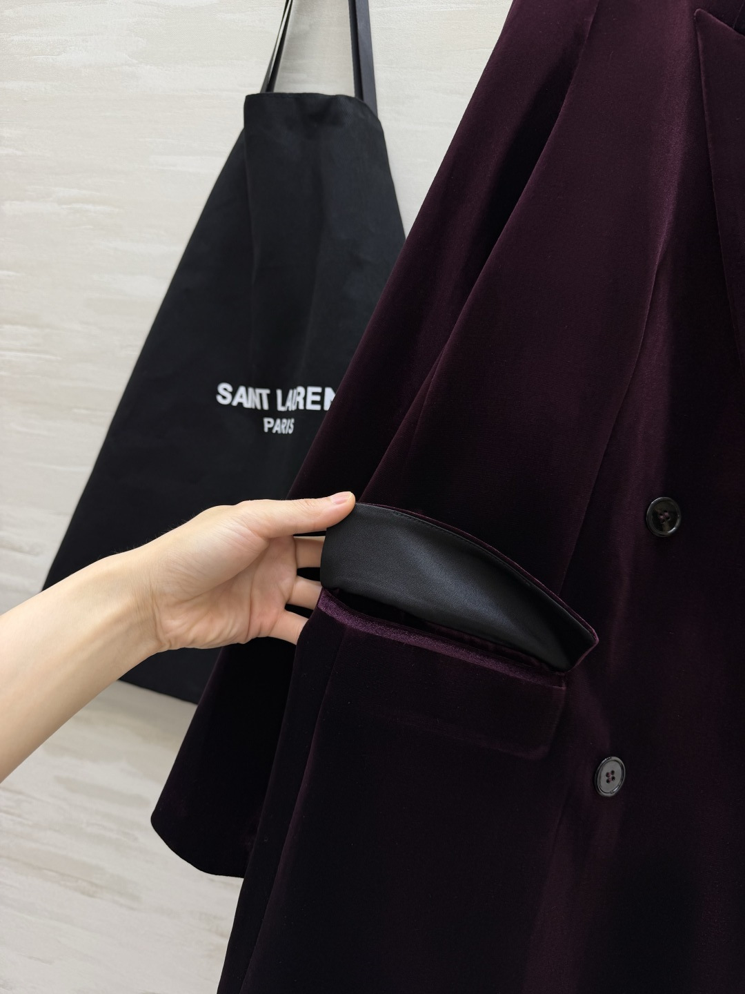 ysl²⁶丝绒双排扣西装｜两色可选 ▪️黑色｜经典永不出错，酷感大气 ▪️酒红｜复古显贵，氛围感王者 细腻丝绒，垫肩版型