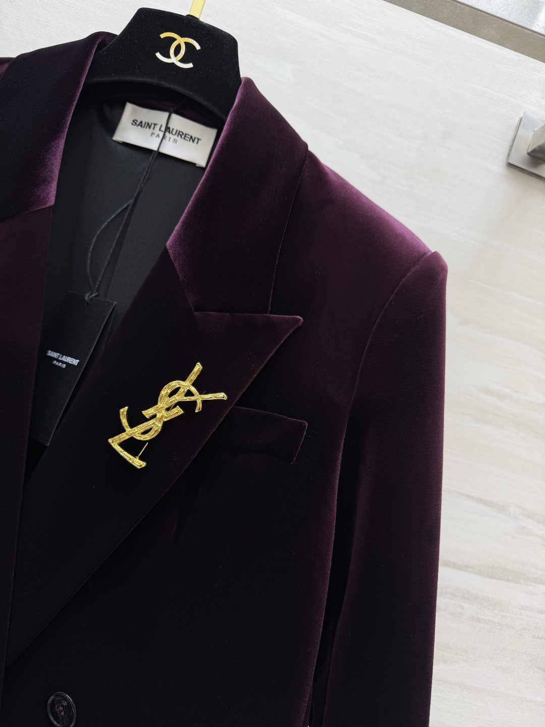 ysl²⁶丝绒双排扣西装｜两色可选 ▪️黑色｜经典永不出错，酷感大气 ▪️酒红｜复古显贵，氛围感王者 细腻丝绒，垫肩版型