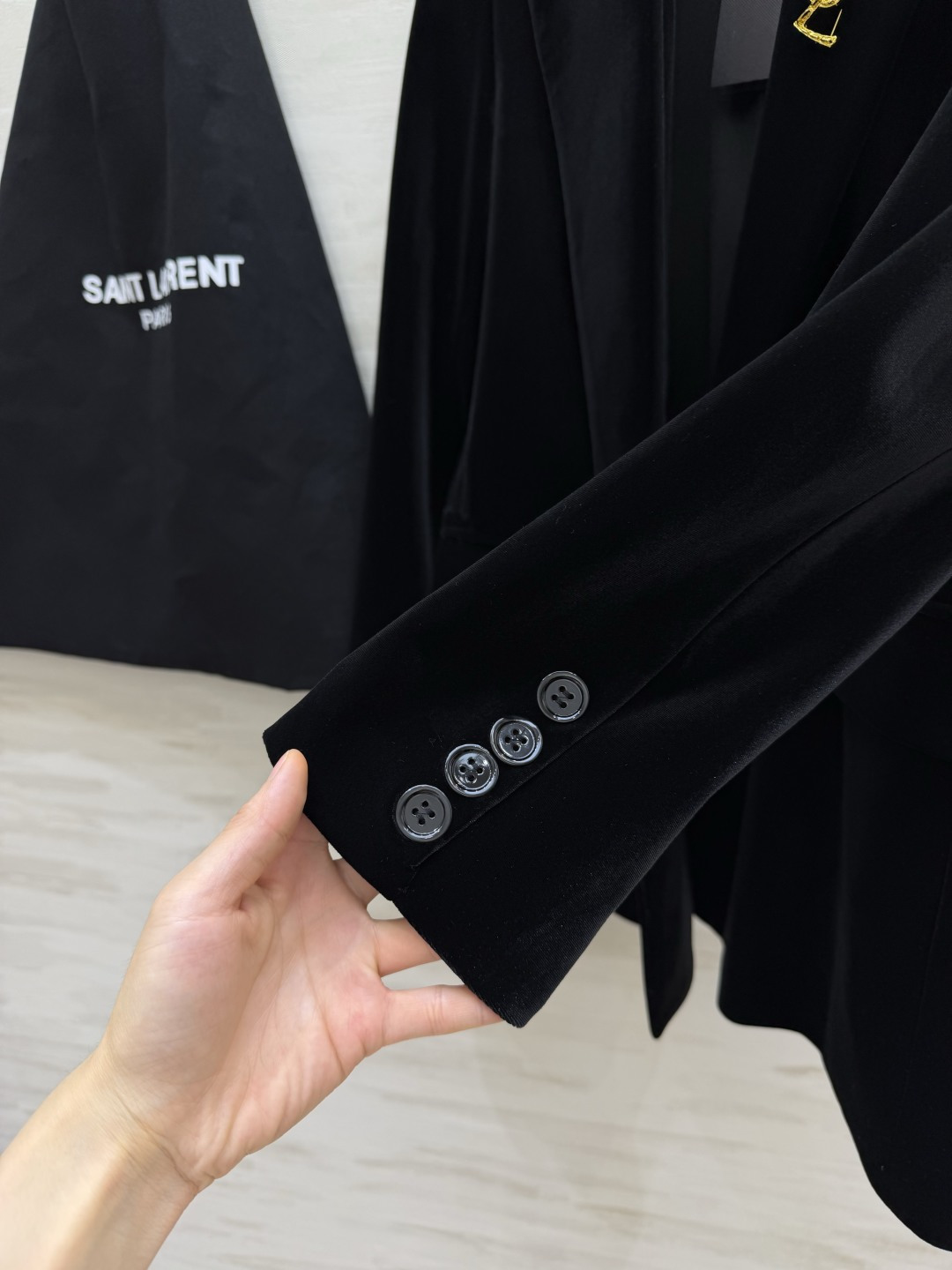 ysl²⁶丝绒双排扣西装｜两色可选 ▪️黑色｜经典永不出错，酷感大气 ▪️酒红｜复古显贵，氛围感王者 细腻丝绒，垫肩版型