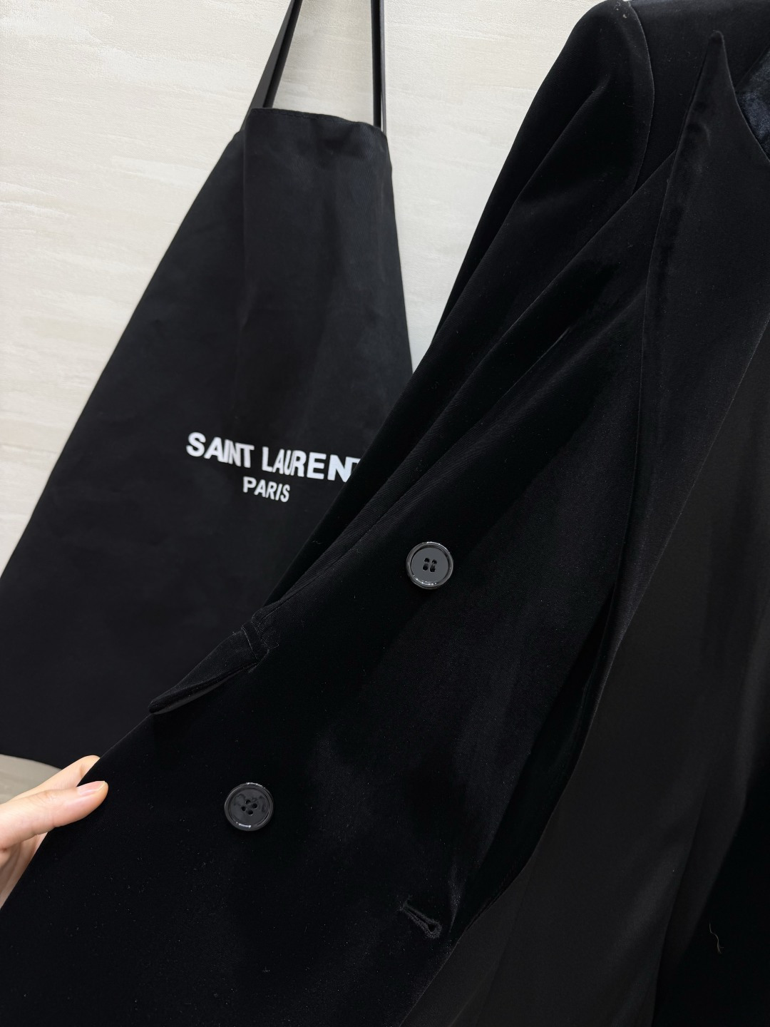 ysl²⁶丝绒双排扣西装｜两色可选 ▪️黑色｜经典永不出错，酷感大气 ▪️酒红｜复古显贵，氛围感王者 细腻丝绒，垫肩版型