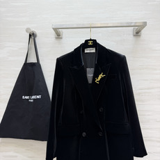 ysl²⁶丝绒双排扣西装|两色可选 ▪️黑色|经典永不出错,酷感大气 ▪️酒红|复古显贵,氛围感王者 细腻丝绒,垫肩版型 ysl²⁶丝绒双排扣西装|两色可选 ▪️黑色|经典永不出错,酷感大气 ▪️酒红|复古显贵,氛围感王者 细腻丝绒,垫肩版型