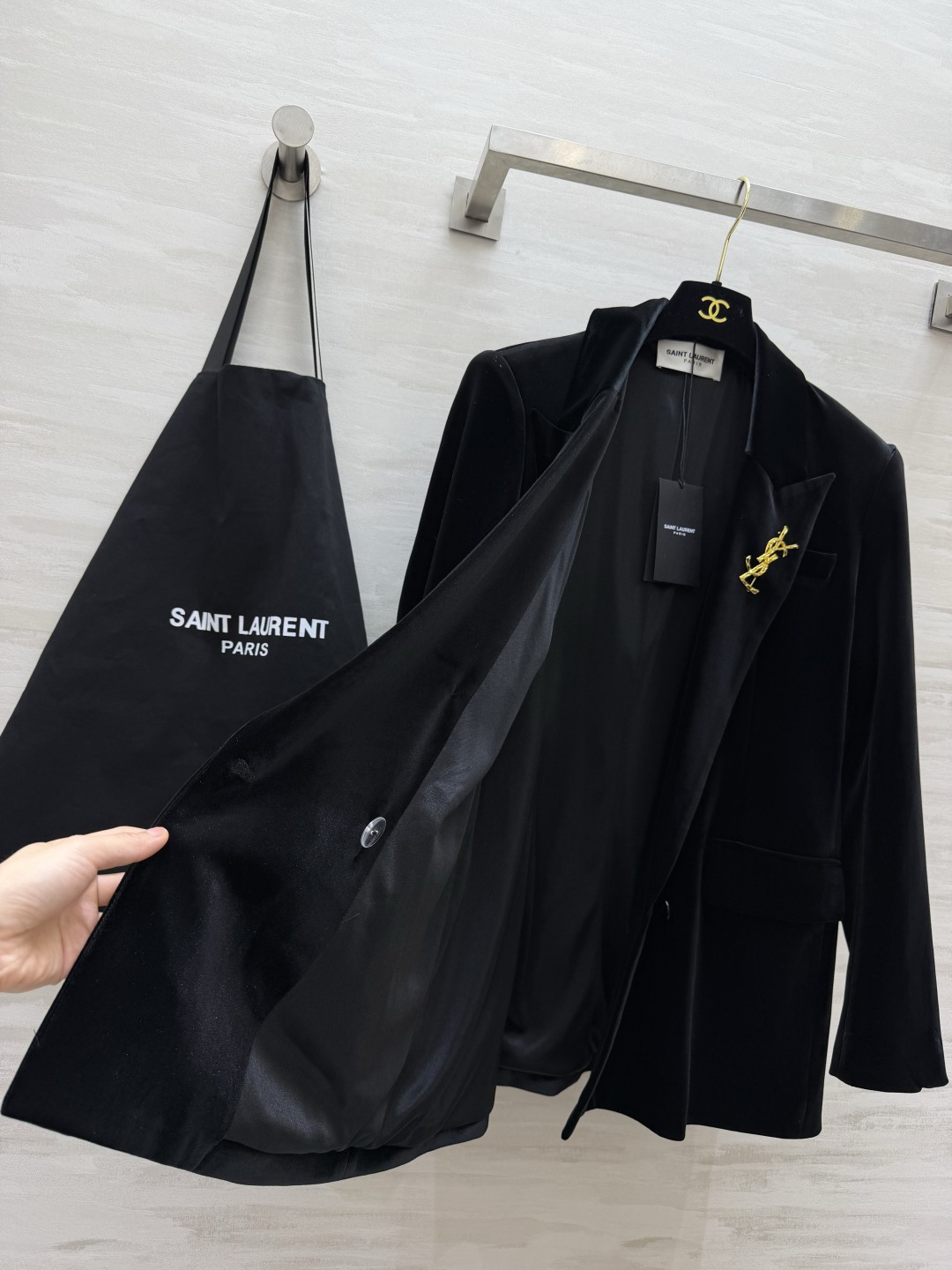ysl²⁶丝绒双排扣西装｜两色可选 ▪️黑色｜经典永不出错，酷感大气 ▪️酒红｜复古显贵，氛围感王者 细腻丝绒，垫肩版型
