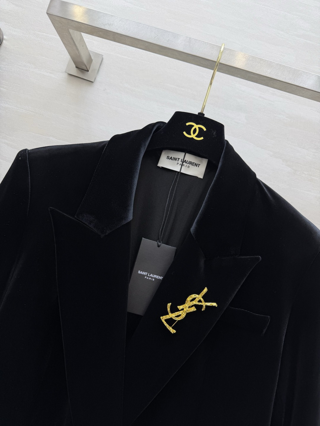 ysl²⁶丝绒双排扣西装｜两色可选 ▪️黑色｜经典永不出错，酷感大气 ▪️酒红｜复古显贵，氛围感王者 细腻丝绒，垫肩版型