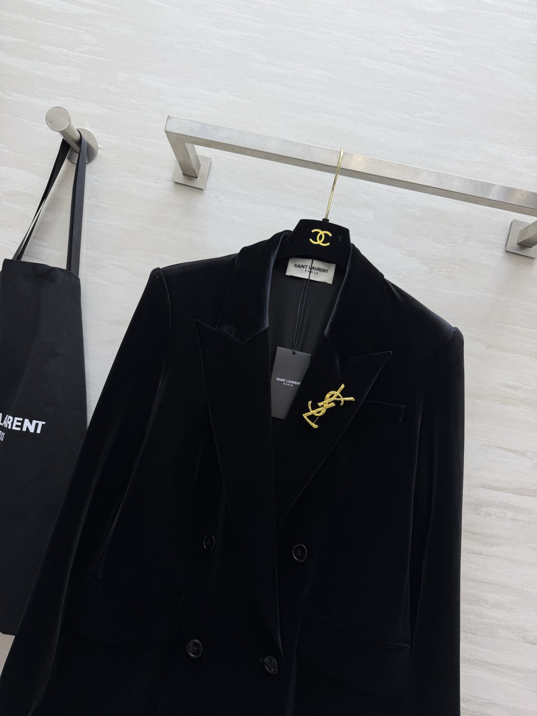 ysl²⁶丝绒双排扣西装｜两色可选 ▪️黑色｜经典永不出错，酷感大气 ▪️酒红｜复古显贵，氛围感王者 细腻丝绒，垫肩版型