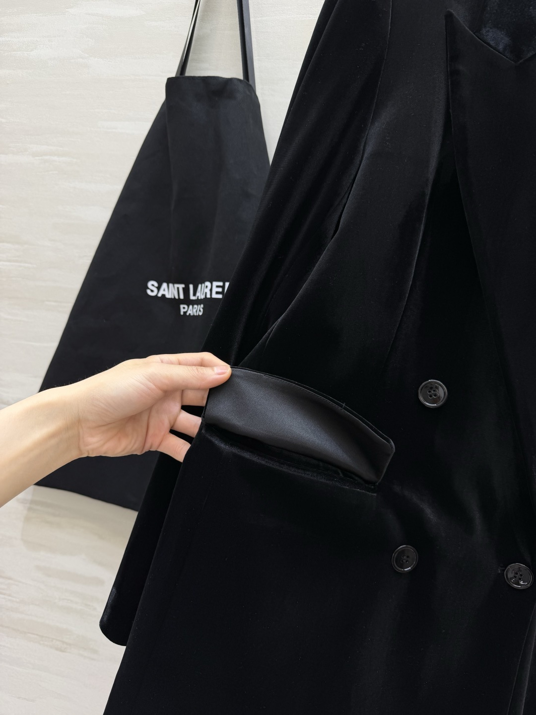 ysl²⁶丝绒双排扣西装｜两色可选 ▪️黑色｜经典永不出错，酷感大气 ▪️酒红｜复古显贵，氛围感王者 细腻丝绒，垫肩版型