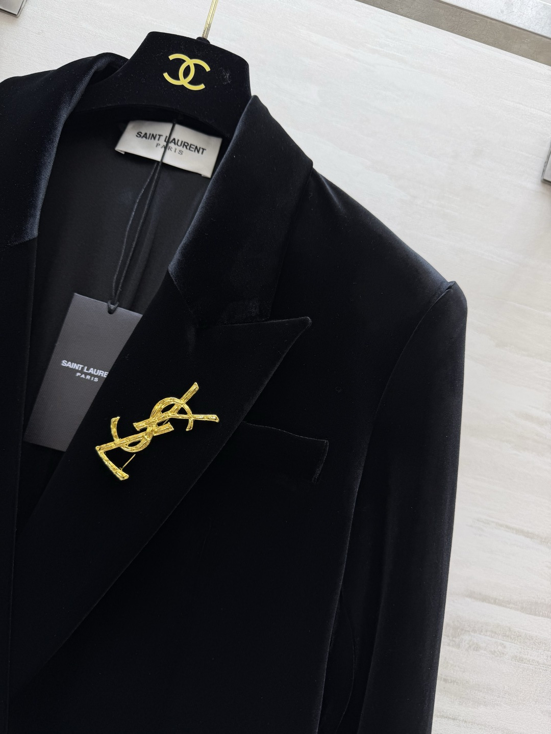 ysl²⁶丝绒双排扣西装｜两色可选 ▪️黑色｜经典永不出错，酷感大气 ▪️酒红｜复古显贵，氛围感王者 细腻丝绒，垫肩版型