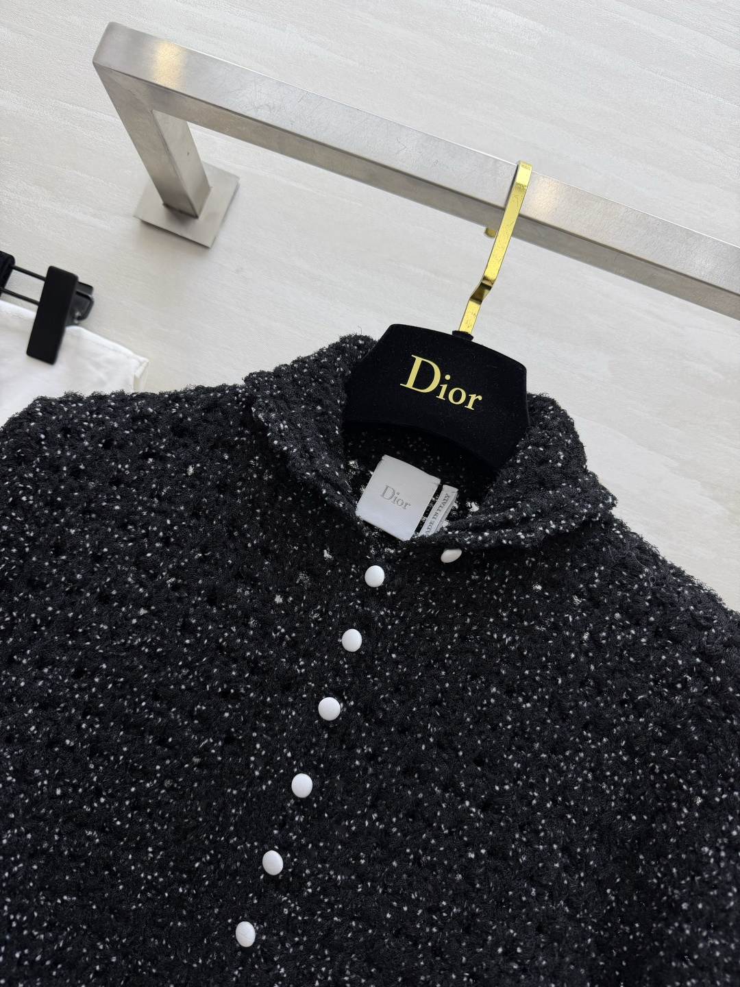 DI0♡²⁶细闪针织开衫｜精致感拉满 ▪️混闪纱面料，自带细碎星光 ▪️波浪花边袖口+下摆，细节感十足 ▪️小立领+珍珠