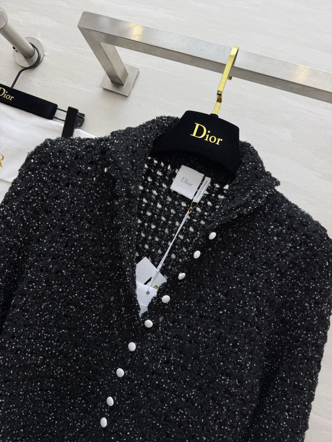 DI0♡²⁶细闪针织开衫｜精致感拉满 ▪️混闪纱面料，自带细碎星光 ▪️波浪花边袖口+下摆，细节感十足 ▪️小立领+珍珠