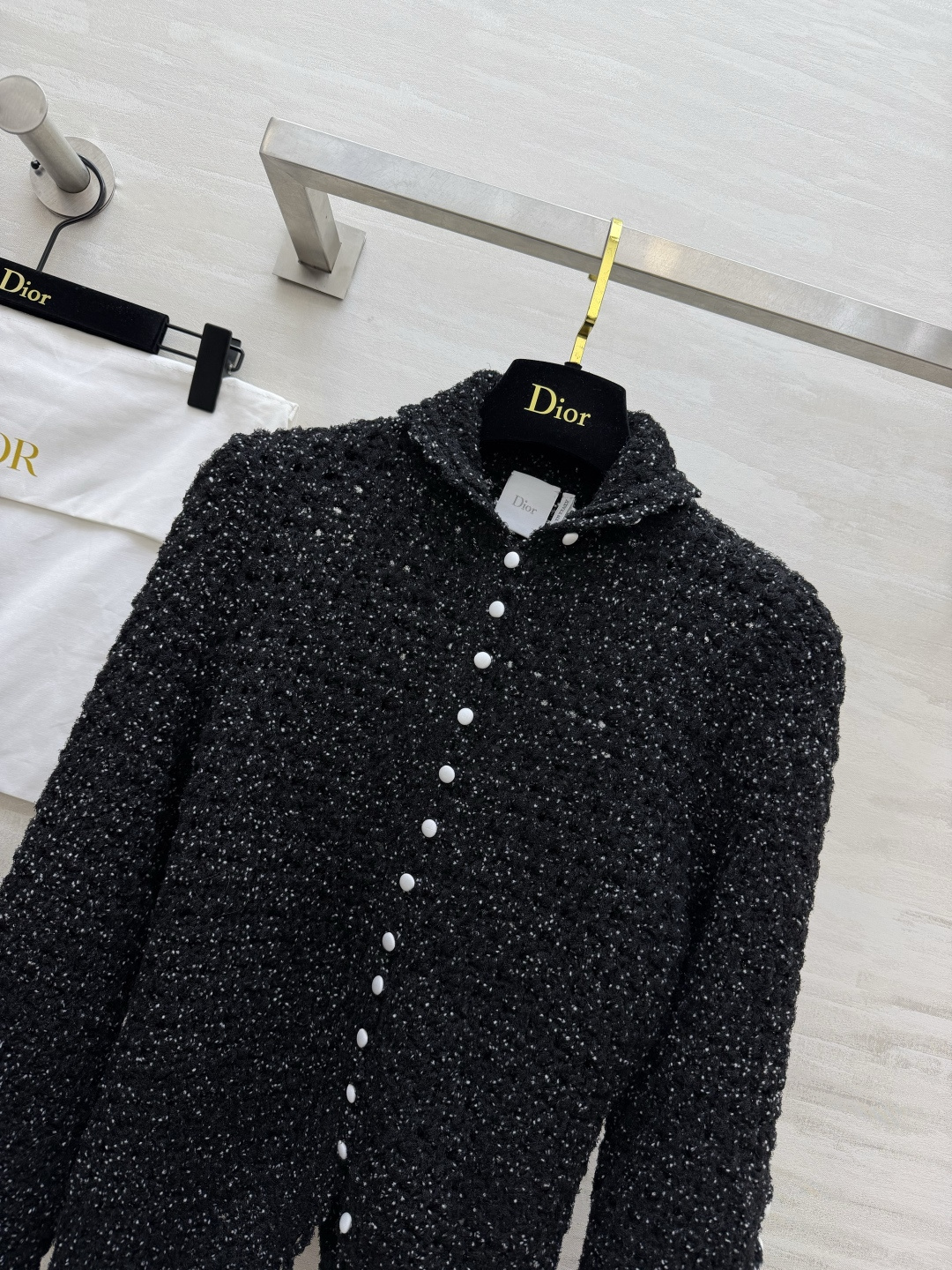 DI0♡²⁶细闪针织开衫｜精致感拉满 ▪️混闪纱面料，自带细碎星光 ▪️波浪花边袖口+下摆，细节感十足 ▪️小立领+珍珠