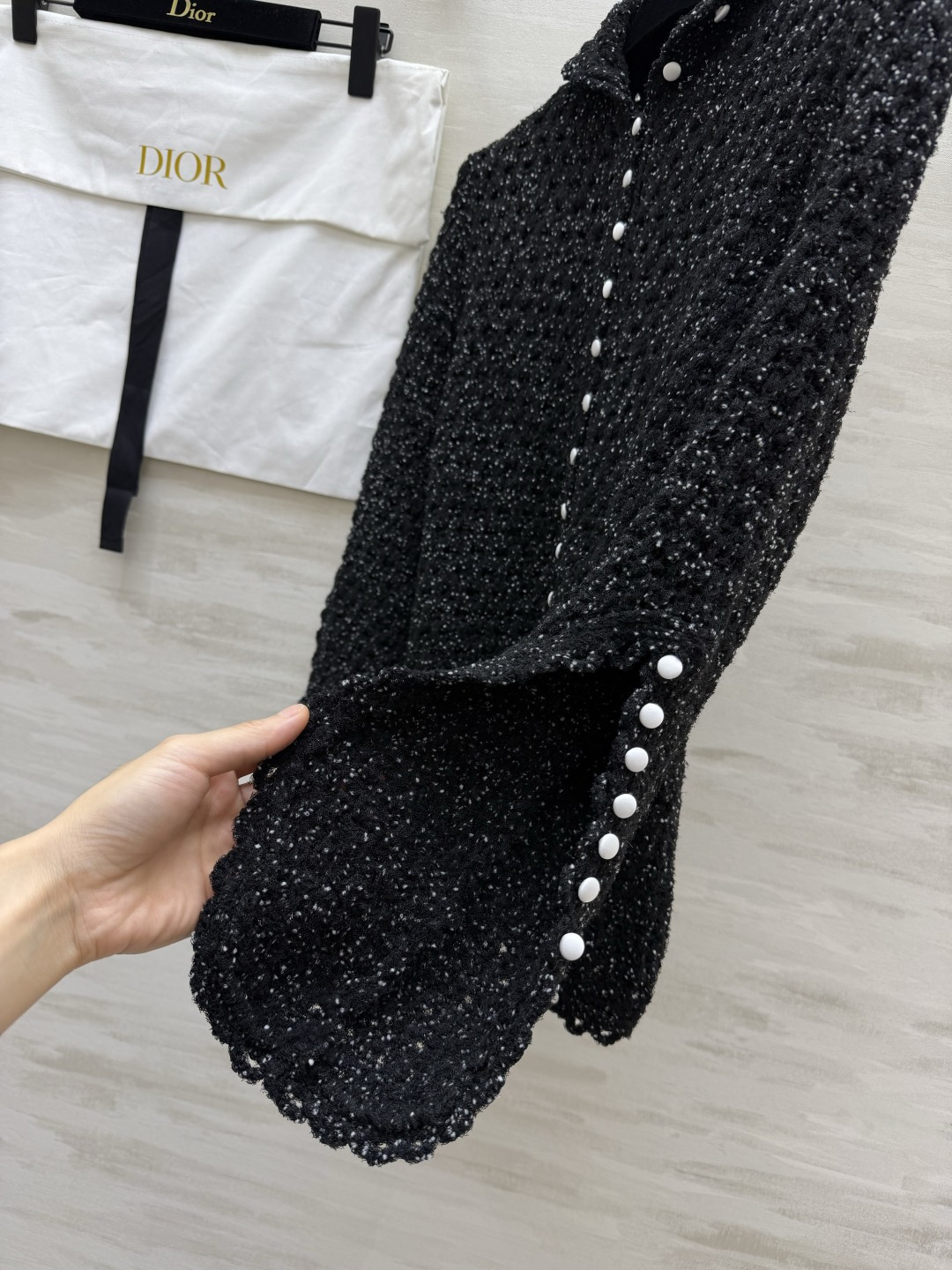 DI0♡²⁶细闪针织开衫｜精致感拉满 ▪️混闪纱面料，自带细碎星光 ▪️波浪花边袖口+下摆，细节感十足 ▪️小立领+珍珠