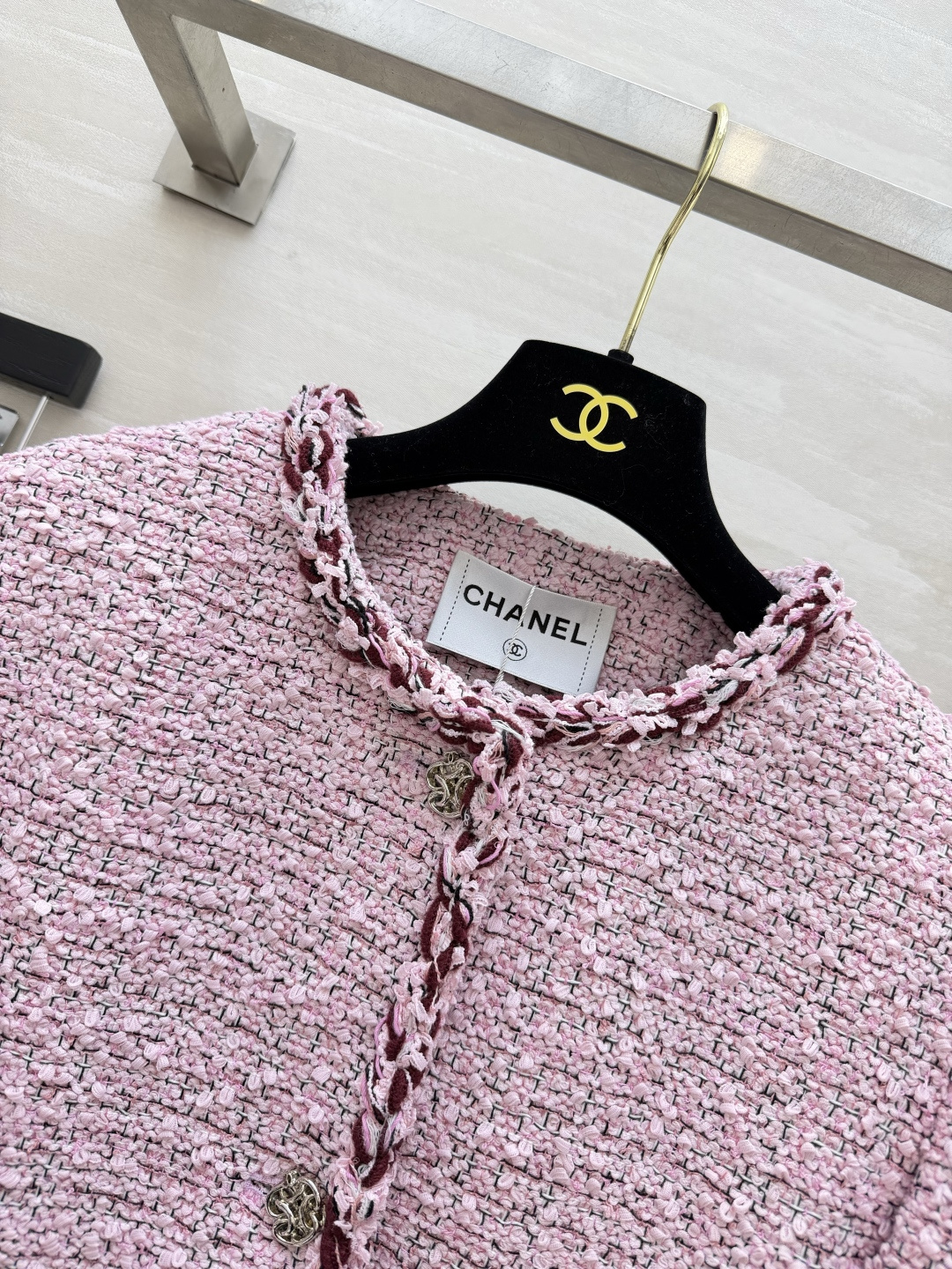 Chacha♡²⁶粉色粗花呢香香外套 ▪️杂色粗花呢，肌理高级，挺括有型 ▪️撞色编织滚边，金属雕花扣 ▪️短款剪裁，优