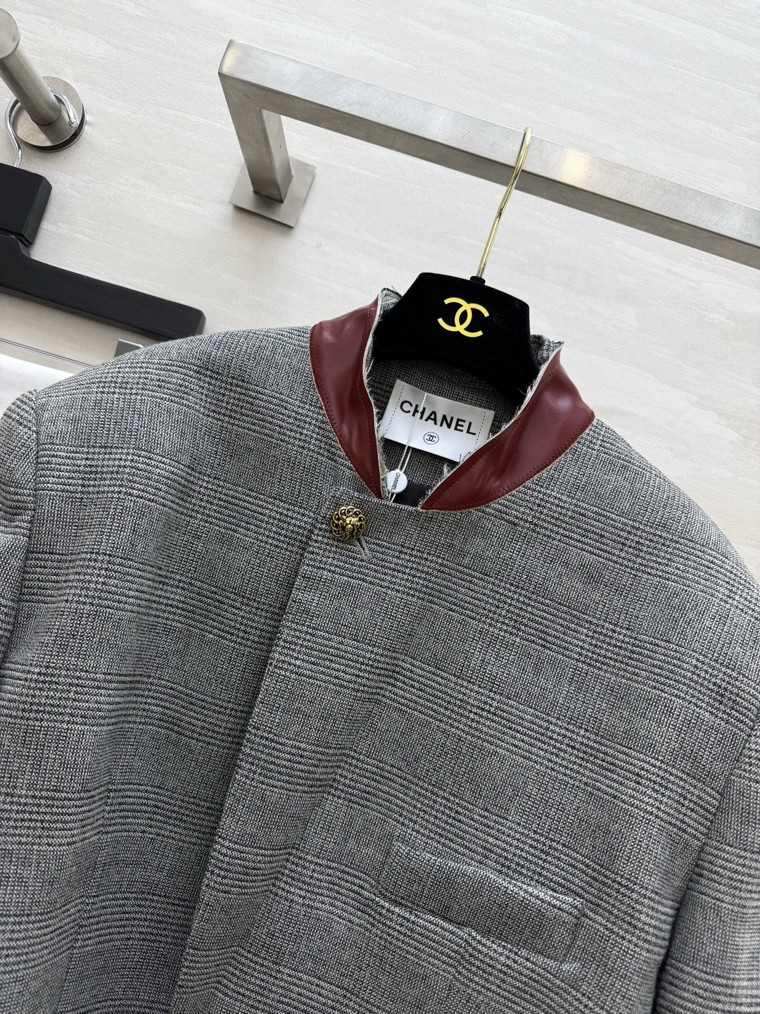 Chacha²⁶灰格短款小西装 ▪️复古格纹面料，挺括有型 ▪️撞色皮领+毛边下摆设计 ▪️短款版型，显高优化比例 ▪️