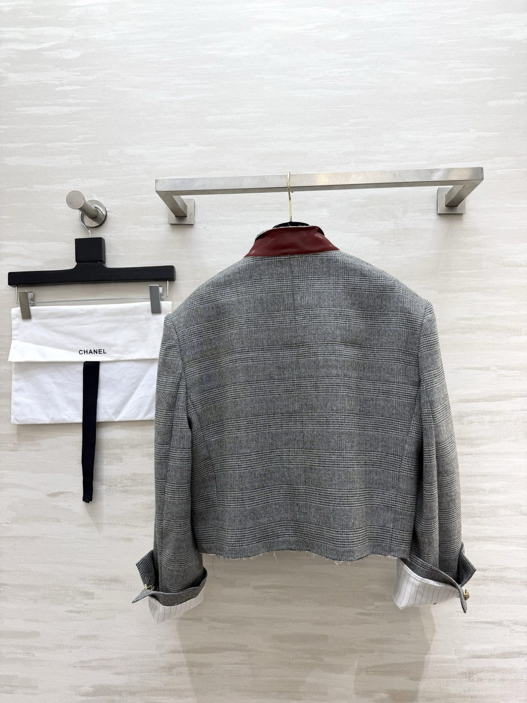 Chacha²⁶灰格短款小西装 ▪️复古格纹面料，挺括有型 ▪️撞色皮领+毛边下摆设计 ▪️短款版型，显高优化比例 ▪️