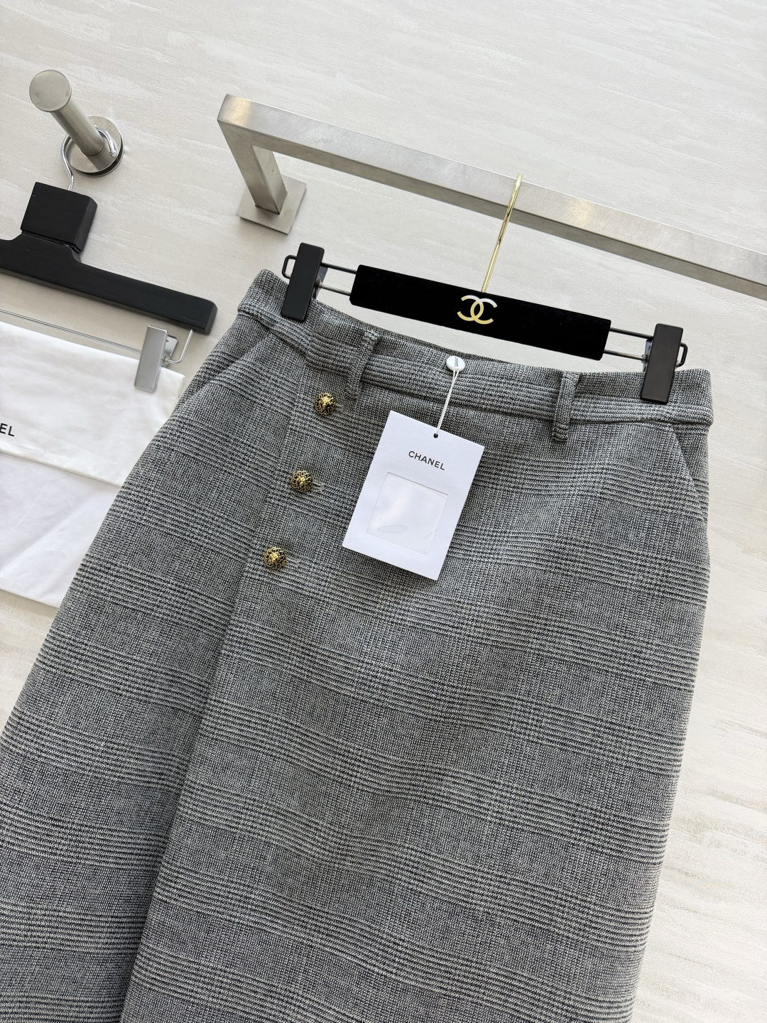 Chacha²⁶灰格复古A字半裙 ▪️同系列格纹面料，肌理高级 ▪️高腰设计，侧边金属扣装饰 ▪️带口袋｜下摆编织滚边 