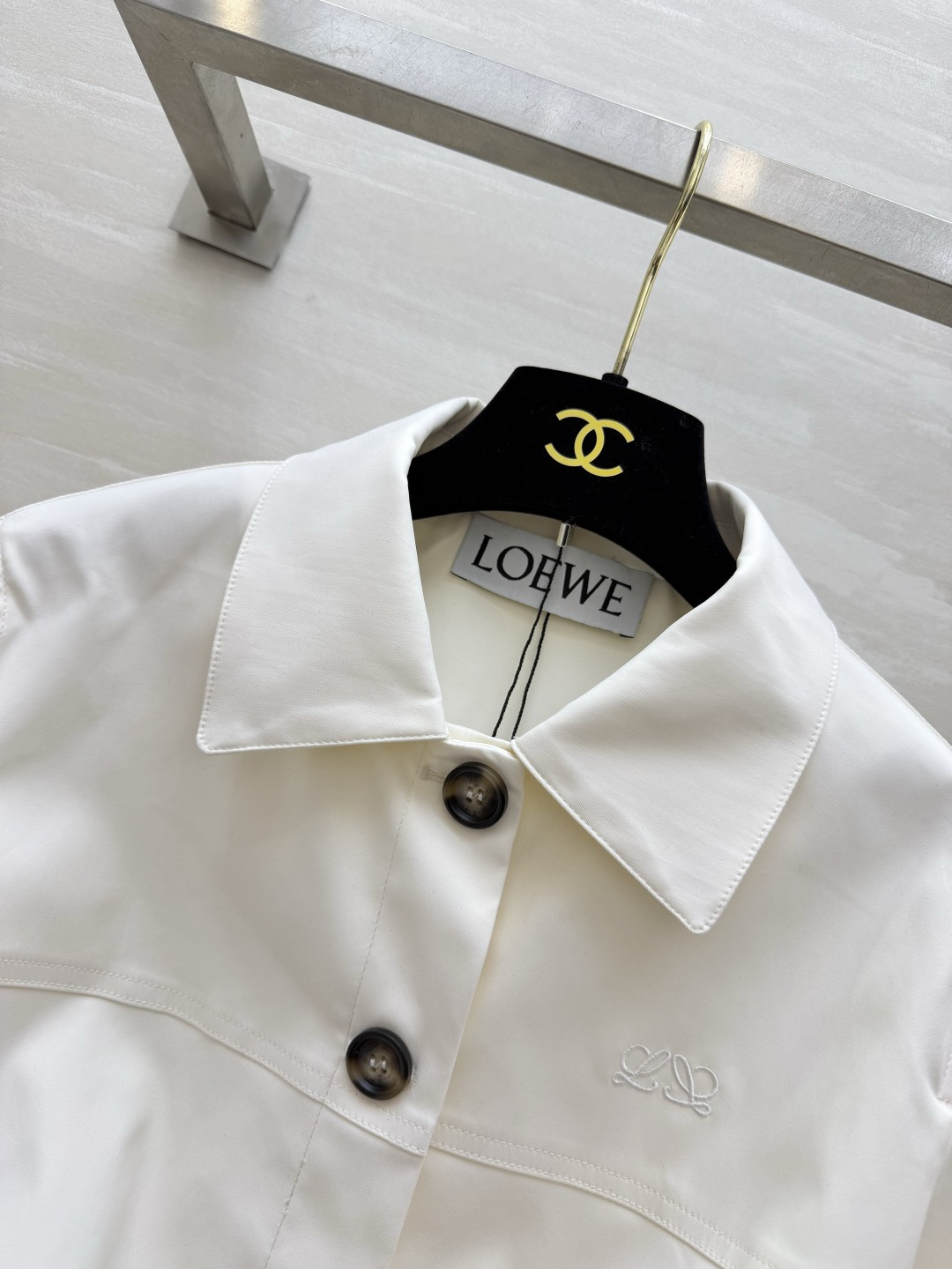 Loewww♡²⁶早秋刚需夹克外套 奶白温柔，橄榄绿复古 简约翻领搭配细腻刺绣 轻松穿出松弛随性的高级感。 高品质siz