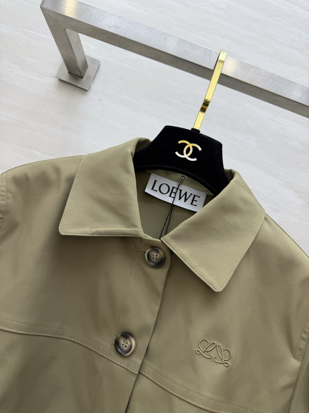Loewww♡²⁶早秋刚需夹克外套 奶白温柔，橄榄绿复古 简约翻领搭配细腻刺绣 轻松穿出松弛随性的高级感。 高品质siz