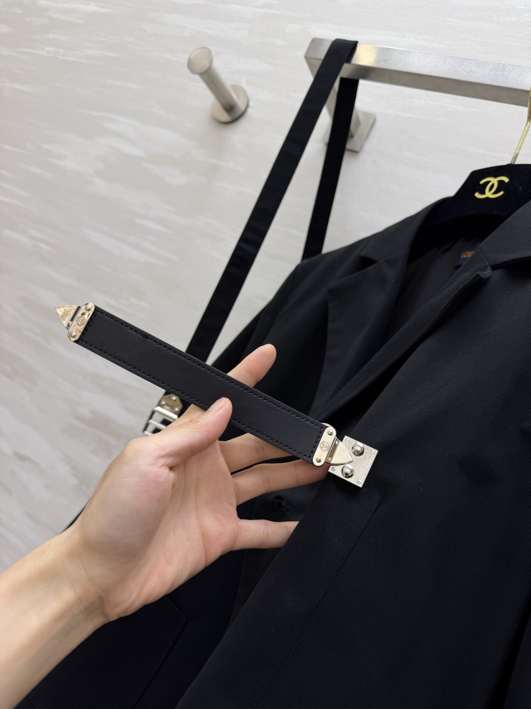Lvvvvv♡²⁶机能搭扣黑色西装 重新定义西装的酷 皮质搭扣点缀，腰带自由收束 利落黑色，可盐可飒 自带机能氛围感。 