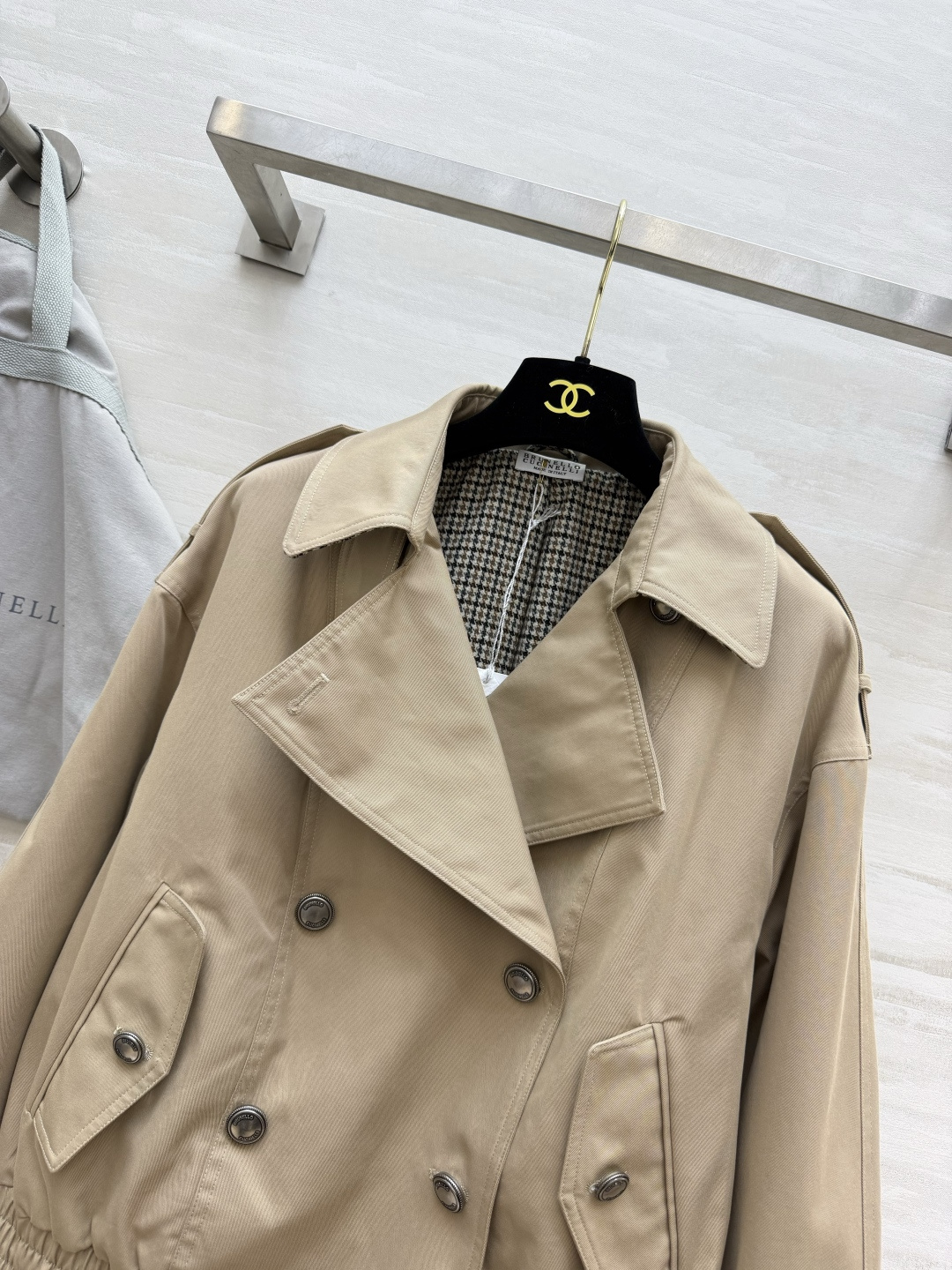 Brunello Cuci♡²⁶卡其短款双排扣风衣外套✨挺括风衣面料 复古卡其色 双排扣 肩章经典风衣元素 袖口千鸟格内