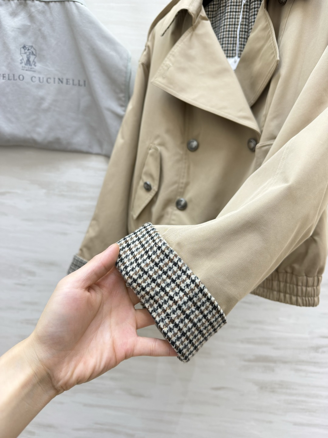 Brunello Cuci♡²⁶卡其短款双排扣风衣外套✨挺括风衣面料 复古卡其色 双排扣 肩章经典风衣元素 袖口千鸟格内
