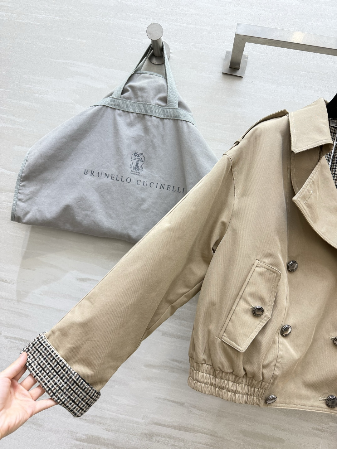 Brunello Cuci♡²⁶卡其短款双排扣风衣外套✨挺括风衣面料 复古卡其色 双排扣 肩章经典风衣元素 袖口千鸟格内